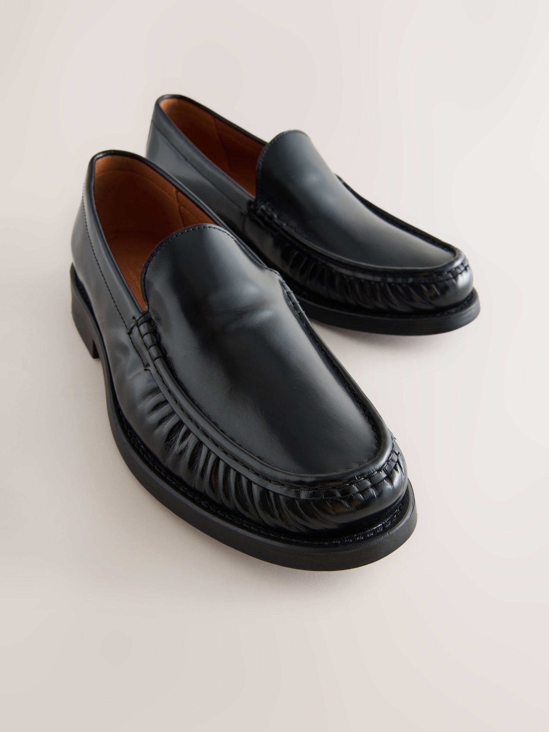 ARJORDAN ブラック ローファー Next：日本 ブラック - ギャザーフロント レザー ローファー from Next