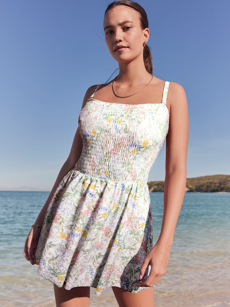Weiß mit Streublümchen - Figurformendes Bandeau-Schwimmkleid mit Rock und Raffung - Bild 1 von 7 Weiß mit Streublümchen - Figurformendes Bandeau-Schwimmkleid mit Rock und Raffung - Bild 1 von 7