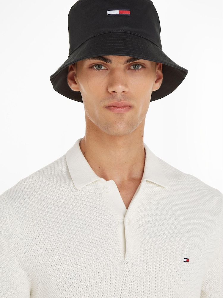 Sombrero de pescador con bandera bordada de tejido vaquero de Tommy Hilfiger - Imagen 3 de 3