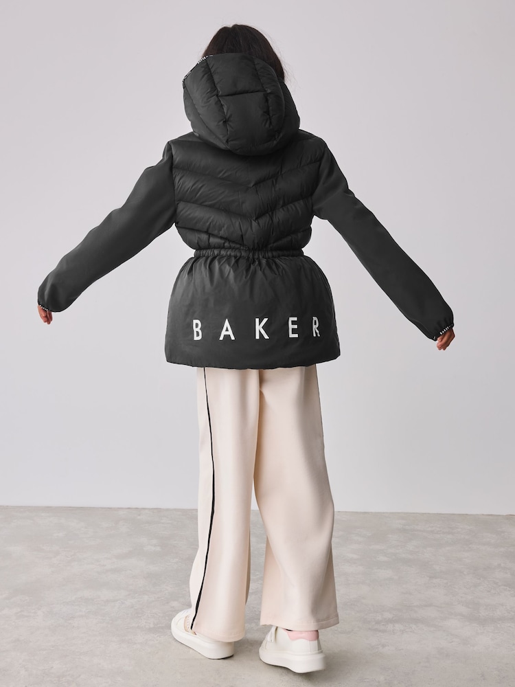 Schwarz - Baker by Ted Baker spritzwasserbeständiger Steppmantel mit geringem Gewicht und Schößchen - Bild 2 von 16 Schwarz - Baker by Ted Baker spritzwasserbeständiger Steppmantel mit geringem Gewicht und Schößchen - Bild 2 von 16