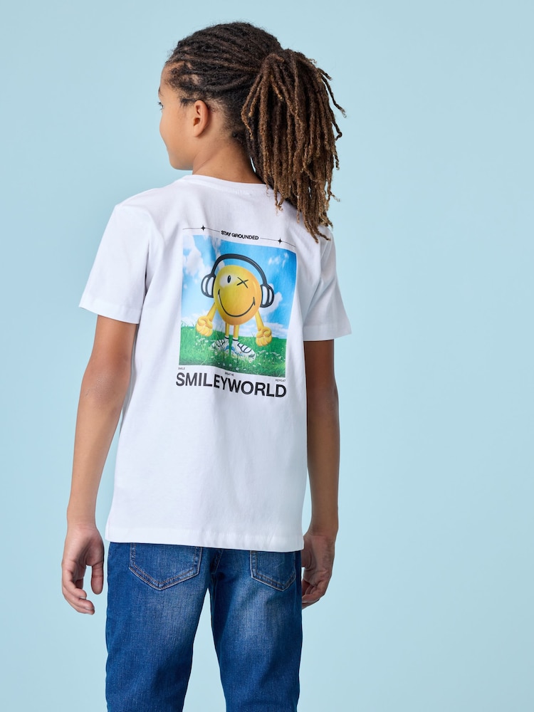 أبيض - تيشِرت مريح للأولاد مُزيَّن برسمة غرافيك من القطن 100% من ®SMILEYWORLD - صورة 6 من 6 أبيض - تيشِرت مريح للأولاد مُزيَّن برسمة غرافيك من القطن 100% من ®SMILEYWORLD - صورة 6 من 6