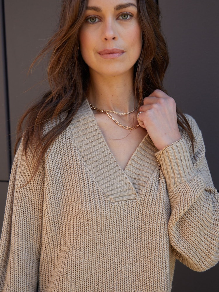 Threadbare Natural V-Neck Knitted Jumper Dress - Image 4 of 4 Threadbare Natural V-Neck Knitted Jumper Dress - Image 4 of 4