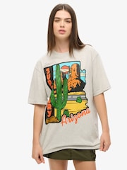 Camiseta gráfica de viagem grande Superdry com estampa de cartão postal - Imagem 1 de 3