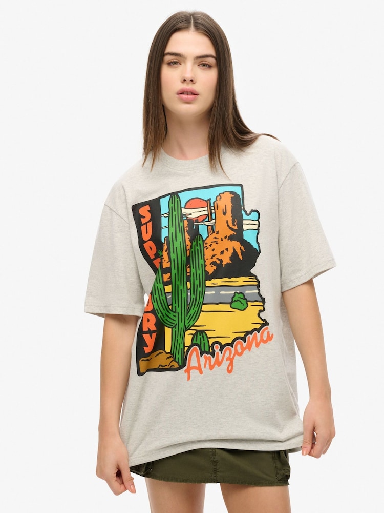 Camiseta gráfica de viagem grande Superdry com estampa de cartão postal - Imagem 1 de 3