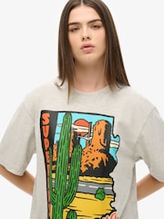 Camiseta gráfica de viagem grande Superdry com estampa de cartão postal - Imagem 3 de 3