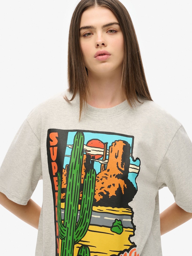 Camiseta gráfica de viagem grande Superdry com estampa de cartão postal - Imagem 3 de 3