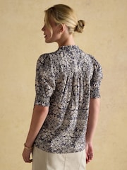 Azul - Joules Silvia Frill Neck Smocked Blouse - Imagem 2 de 7