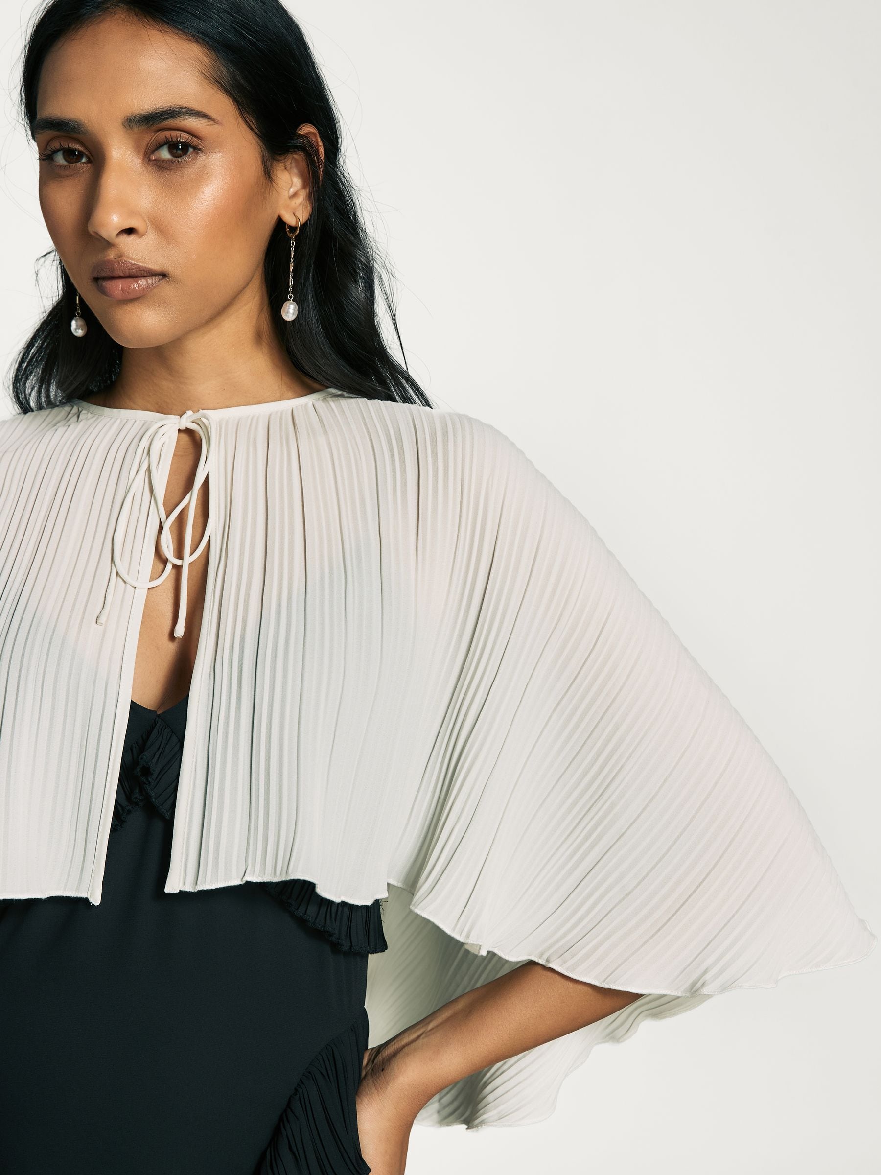 Sea New York シーニューヨーク 25SS Delilah Pleated Cupro Cape Blouse ケープブラウス  ホワイト OS Sea New York シーニューヨーク 25SS Delilah Pleated Cupro Cape
