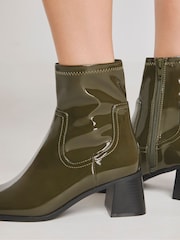 Simply Be – Klassische Stretch-Stiefeletten mit Blockabsatz und Breite Passform - Bild 4 von 5