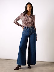 Ro&Zo Leopard Print Jersey Drape Front Top - Imagen 2 de 4