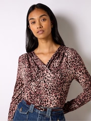 Ro&Zo Leopard Print Jersey Drape Front Top - Imagen 4 de 4