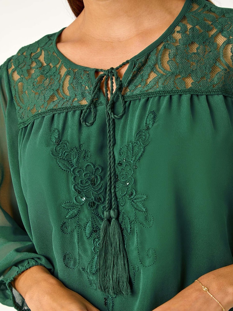 Verde - Roman Embroidered Lace Shirred Hem Top - Imagen 6 de 6 Verde - Roman Embroidered Lace Shirred Hem Top - Imagen 6 de 6