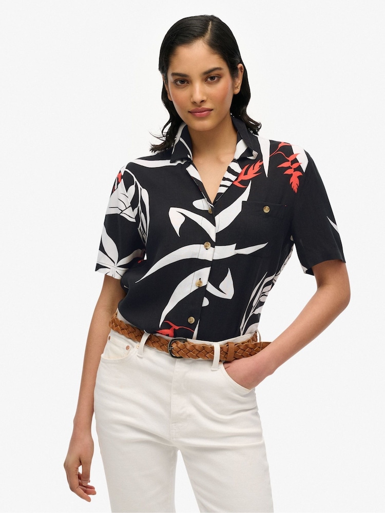 أسود - قميص شاطئ طراز منتجعات من Superdry - صورة 1 من 6 أسود - قميص شاطئ طراز منتجعات من Superdry - صورة 1 من 6