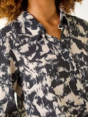 Roman Abstract Print Collar Button Detail Shirt - Bild 5 von 5