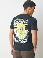 Lyle & Scott Sunnies Pool Bar Graphic 100% Cotton T Shirt - Bild 1 von 7