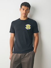 Lyle & Scott Sunnies Pool Bar Graphic 100% Cotton T Shirt - Bild 3 von 7