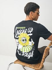 Lyle & Scott Sunnies Pool Bar Graphic 100% Cotton T Shirt - Bild 4 von 7
