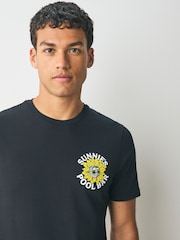 Lyle & Scott Sunnies Pool Bar Graphic 100% Cotton T Shirt - Bild 5 von 7