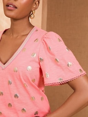 Impressão em folha de coral Palm Shell - Camiseta Love & Roses 100% algodão embelezada com decote em V - Imagem 2 de 4
