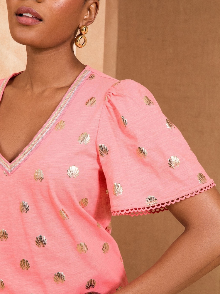 Impressão em folha de coral Palm Shell - Camiseta Love & Roses 100% algodão embelezada com decote em V - Imagem 2 de 4