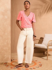 Impressão em folha de coral Palm Shell - Camiseta Love & Roses 100% algodão embelezada com decote em V - Imagem 3 de 4