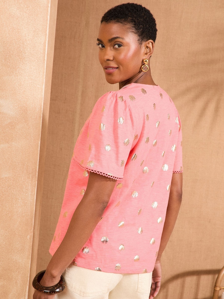 Impressão em folha de coral Palm Shell - Camiseta Love & Roses 100% algodão embelezada com decote em V - Imagem 4 de 4