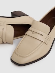 Off White - Usnjeni mokasini s široko peto Reiss Heidi Penny - Slika 4 iz 5