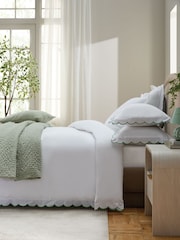200 Thread Count Scallop Duvet Cover and Pillowcase Set - Imagem 1 de 3