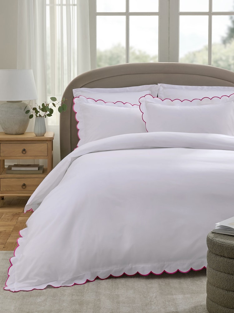 200 Thread Count Scallop Duvet Cover and Pillowcase Set - Imagem 1 de 4