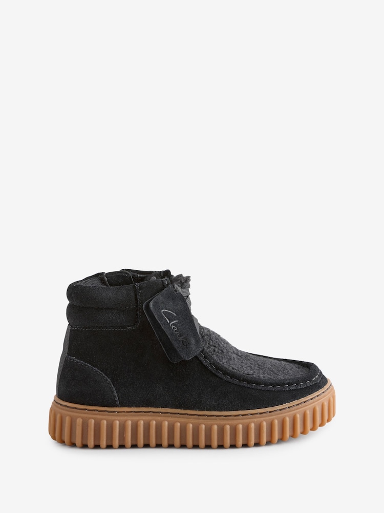 Schwarz - Clarks Tor Hill Hohe Stiefel aus Wildleder für ältere Kinder - Bild 1 von 7 Schwarz - Clarks Tor Hill Hohe Stiefel aus Wildleder für ältere Kinder - Bild 1 von 7