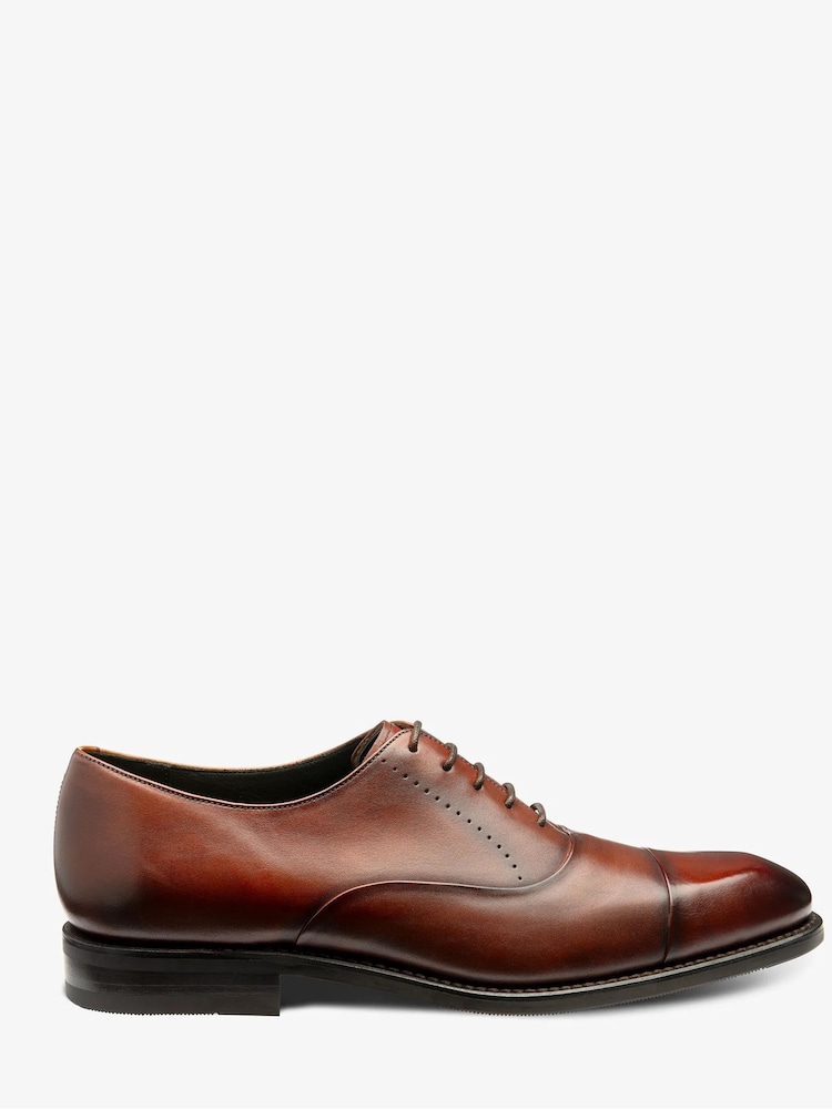 Loake Ročno poslikano telečje usnje senčila Seam Oxford ojačana konica; kapica Brown čevlji With a Rubber Sole - Slika 1 iz 4 Loake Ročno poslikano telečje usnje senčila Seam Oxford ojačana konica; kapica Brown čevlji With a Rubber Sole - Slika 1 iz 4