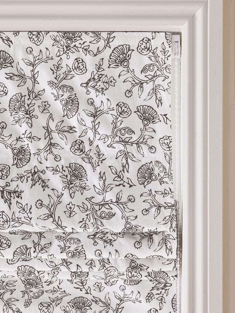 Black/White Ready Made Blackout/Thermal Roman Cotton Woodblock Blinds - Image 7 of 7