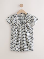 Impressão geométrica em azul/pedra - Blusa com botões e mangas Ruffle e Linen - Imagem 6 de 8