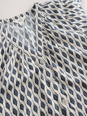 Impressão geométrica em azul/pedra - Blusa com botões e mangas Ruffle e Linen - Imagem 7 de 8