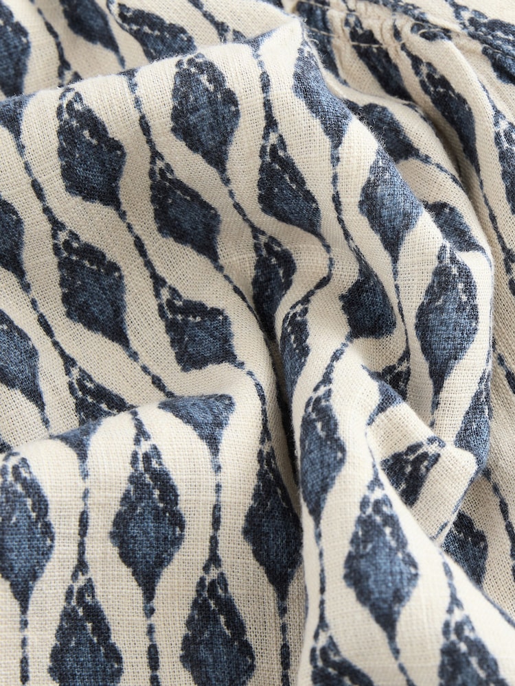 Impressão geométrica em azul/pedra - Blusa com botões e mangas Ruffle e Linen - Imagem 8 de 8