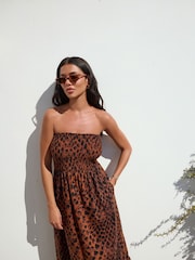 Animal marrón - Vestido a media pierna de verano con volantes y estampado de palabra de honor - Imagen 2 de 5