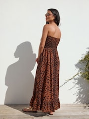 Animal marrón - Vestido a media pierna de verano con volantes y estampado de palabra de honor - Imagen 4 de 5