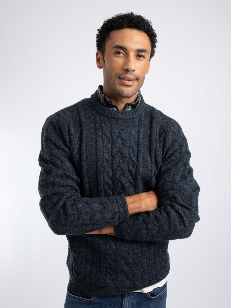 Blå - Weird Fish Alford Cable Knit Crew Neck Jumper - Bilde 1 av 7 Blå - Weird Fish Alford Cable Knit Crew Neck Jumper - Bilde 1 av 7