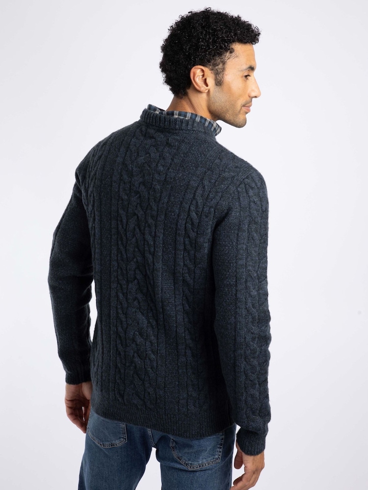 Blå - Weird Fish Alford Cable Knit Crew Neck Jumper - Bilde 2 av 7 Blå - Weird Fish Alford Cable Knit Crew Neck Jumper - Bilde 2 av 7