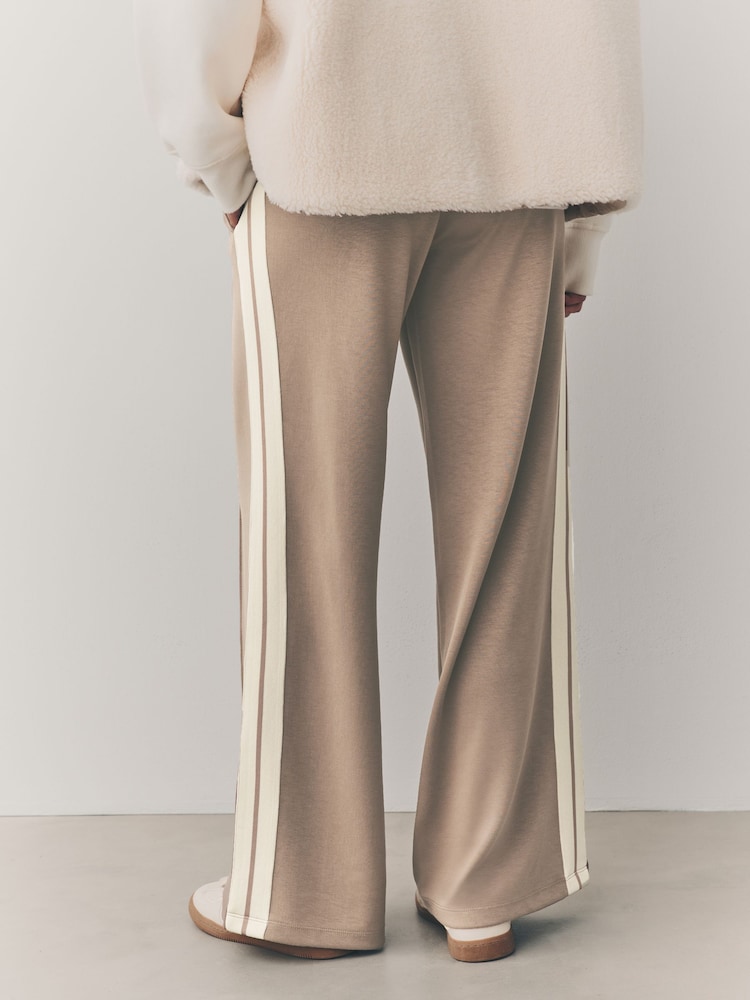 Taupe bruin neutraal - Soepelvallende corduroy trainingsbroek met wijde pijpen en zijstreep - Image 4 of 8