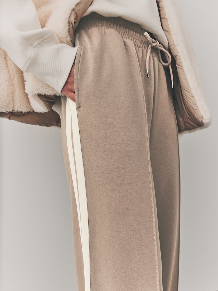 Taupe bruin neutraal - Soepelvallende corduroy trainingsbroek met wijde pijpen en zijstreep - Image 5 of 8