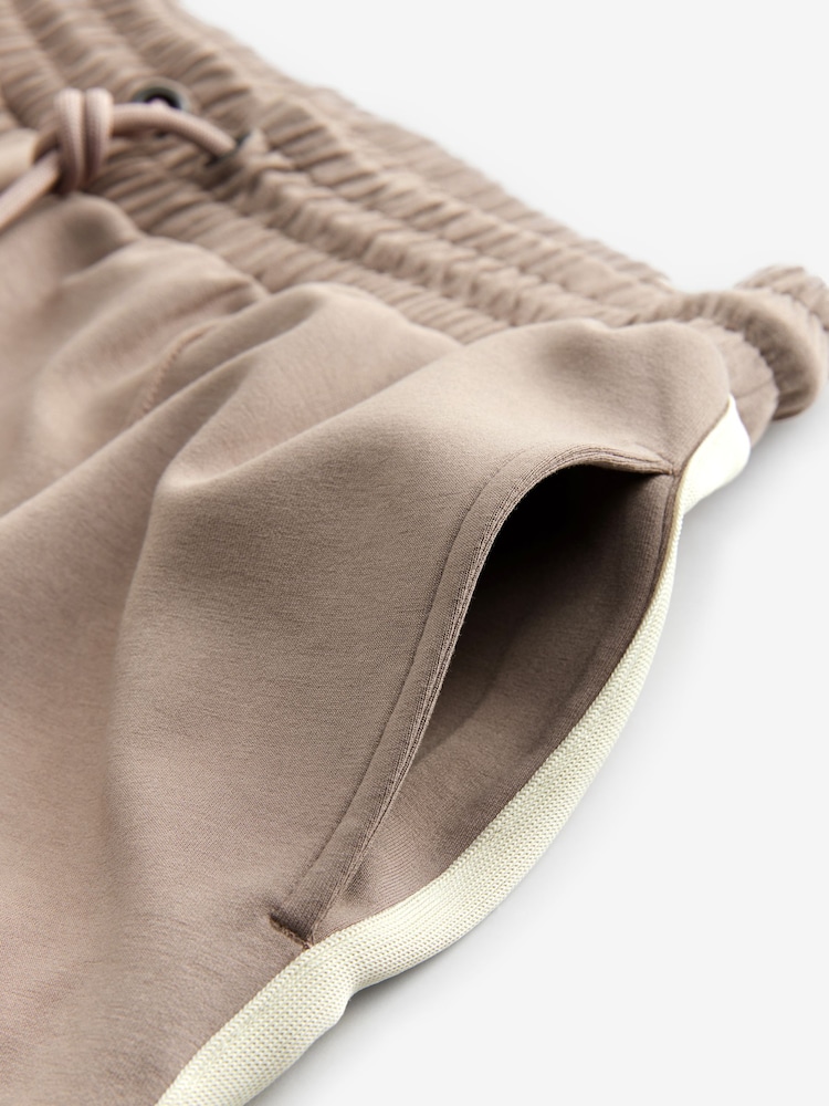 Taupe bruin neutraal - Soepelvallende corduroy trainingsbroek met wijde pijpen en zijstreep - Image 7 of 8