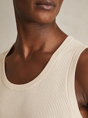 Reiss Off White Watson Textured Crew Neck Ribbed Vest - Image 4 of 6