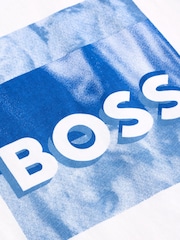 تيشِرت بكُم قصير مزيّن بشعار غرافيكي من BOSS - صورة 4 من 5