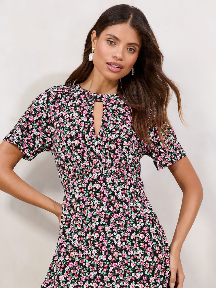 Lipsy Midi-Jerseykleid mit kurzen Ärmeln und Schlüssellochausschnitt - Bild 2 von 4 Lipsy Midi-Jerseykleid mit kurzen Ärmeln und Schlüssellochausschnitt - Bild 2 von 4