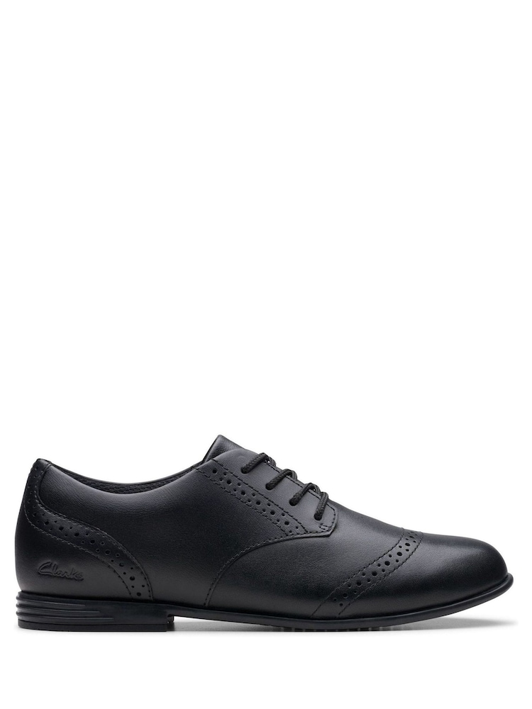 Clarks Older Leather Finja Brogue Shoes - Image 1 de 8