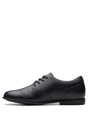 Clarks Older Leather Finja Brogue Shoes - Image 2 de 8