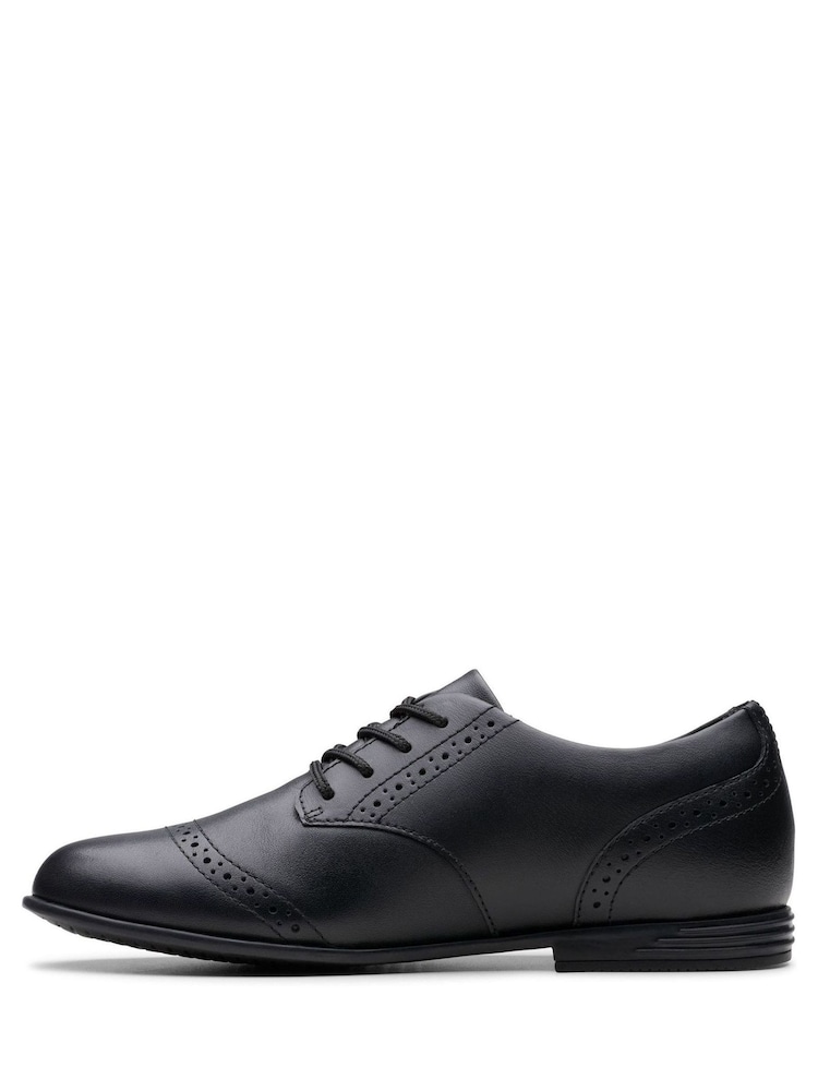 Clarks Older Leather Finja Brogue Shoes - Image 2 de 8