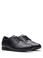 Clarks Older Leather Finja Brogue Shoes - Image 4 de 8