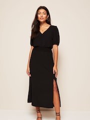 Vestido midi Friends Like These com puff sleeve, cintura franzida e V Neck - Imagem 1 de 4